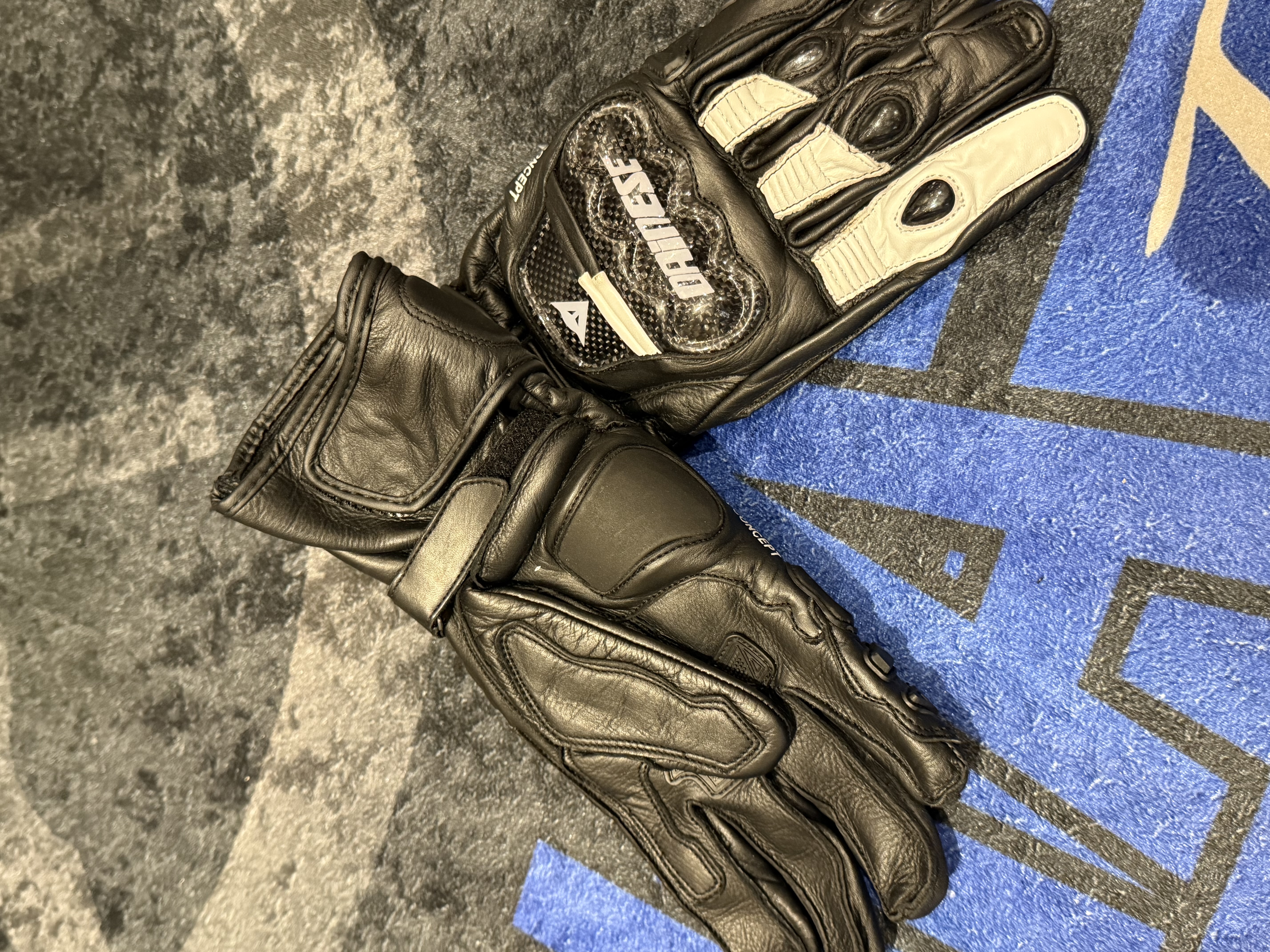 DAİNESE FULL SİYAH BEYAZ HAKİKİ DERİ ELDİVEN M024