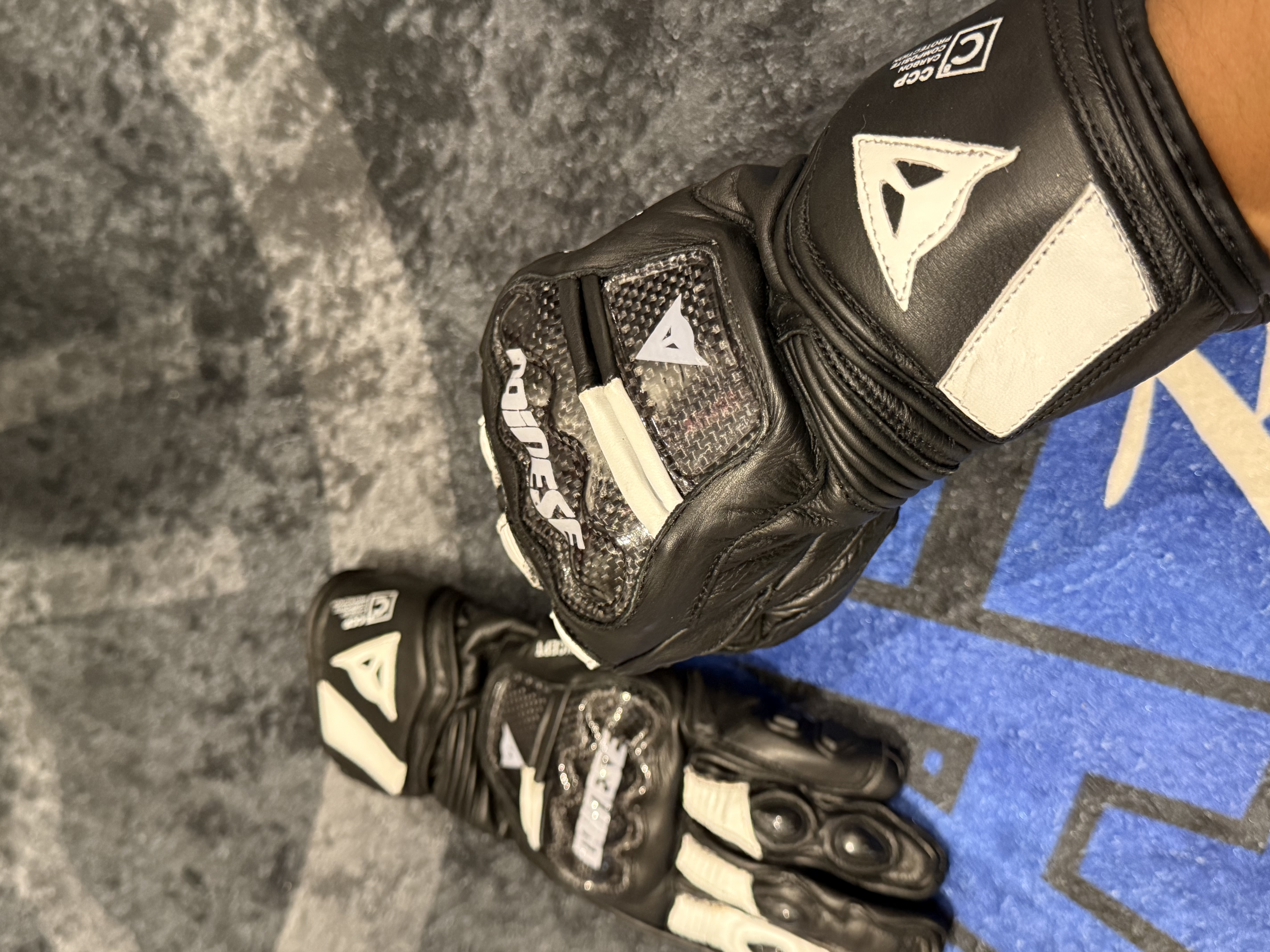 DAİNESE FULL SİYAH BEYAZ HAKİKİ DERİ ELDİVEN M024