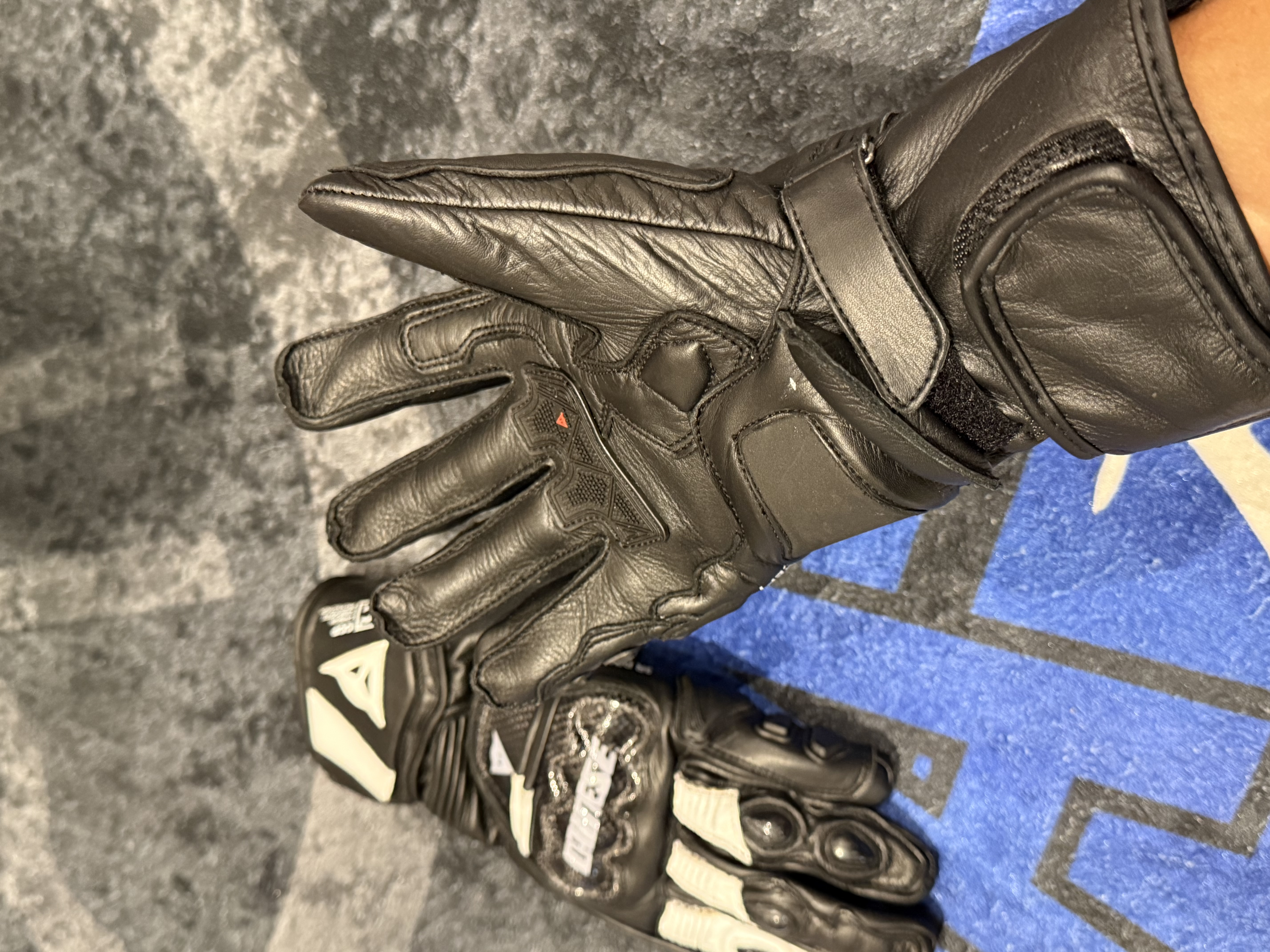 DAİNESE FULL SİYAH BEYAZ HAKİKİ DERİ ELDİVEN M024