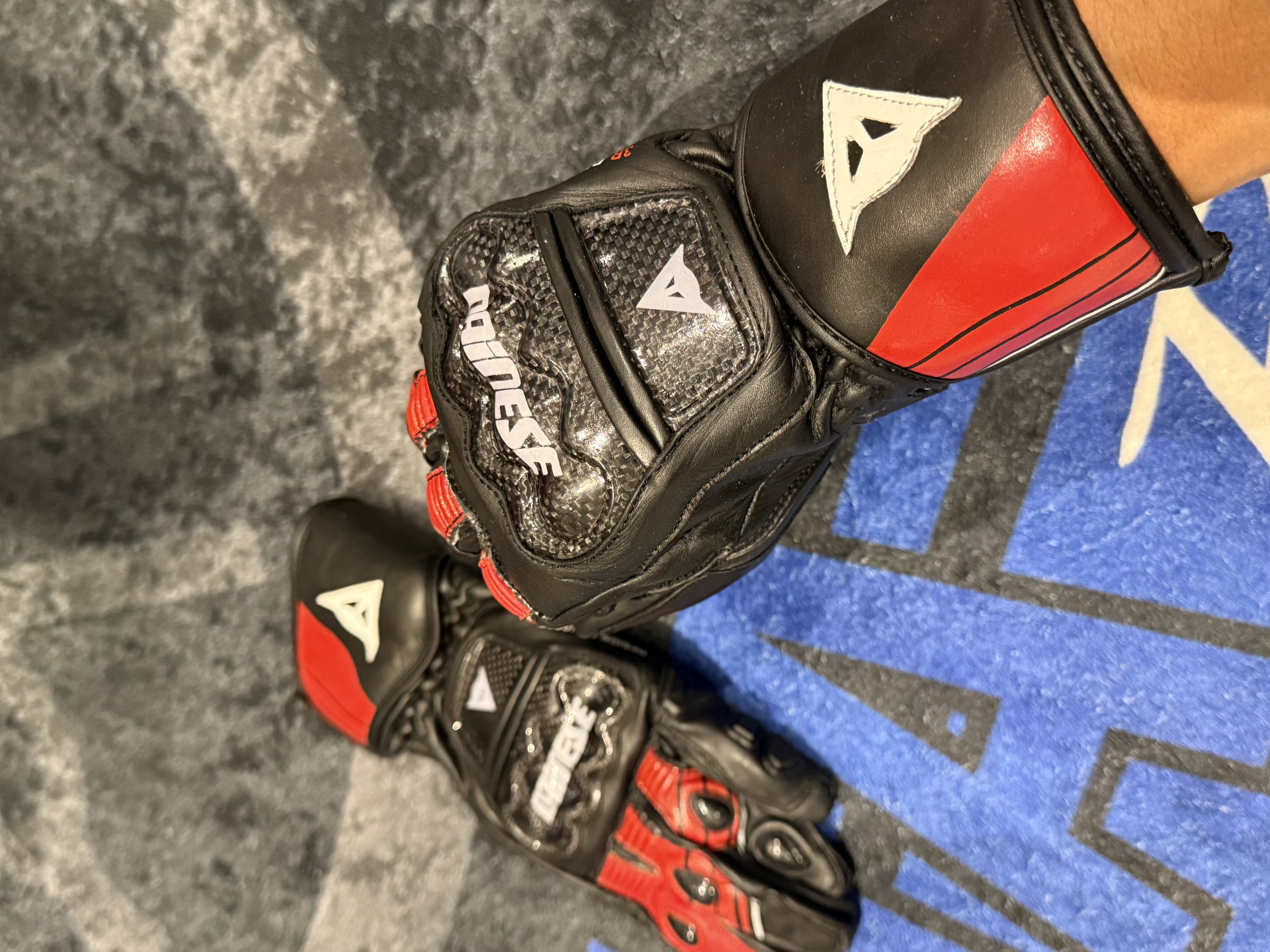 DAİNESE FULL SİYAH KIRMIZI HAKİKİ DERİ ELDİVEN M023