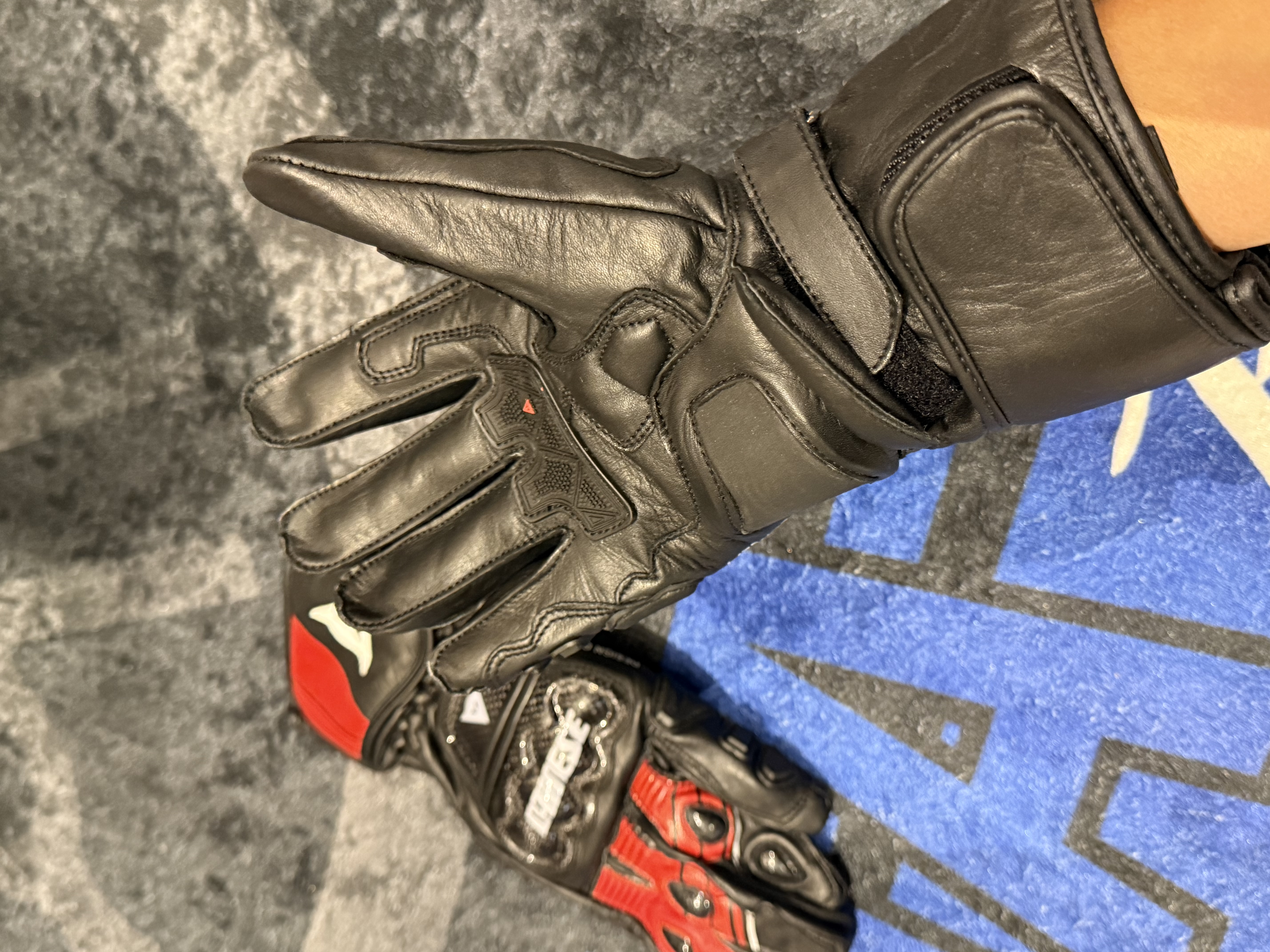 DAİNESE FULL SİYAH KIRMIZI HAKİKİ DERİ ELDİVEN M023