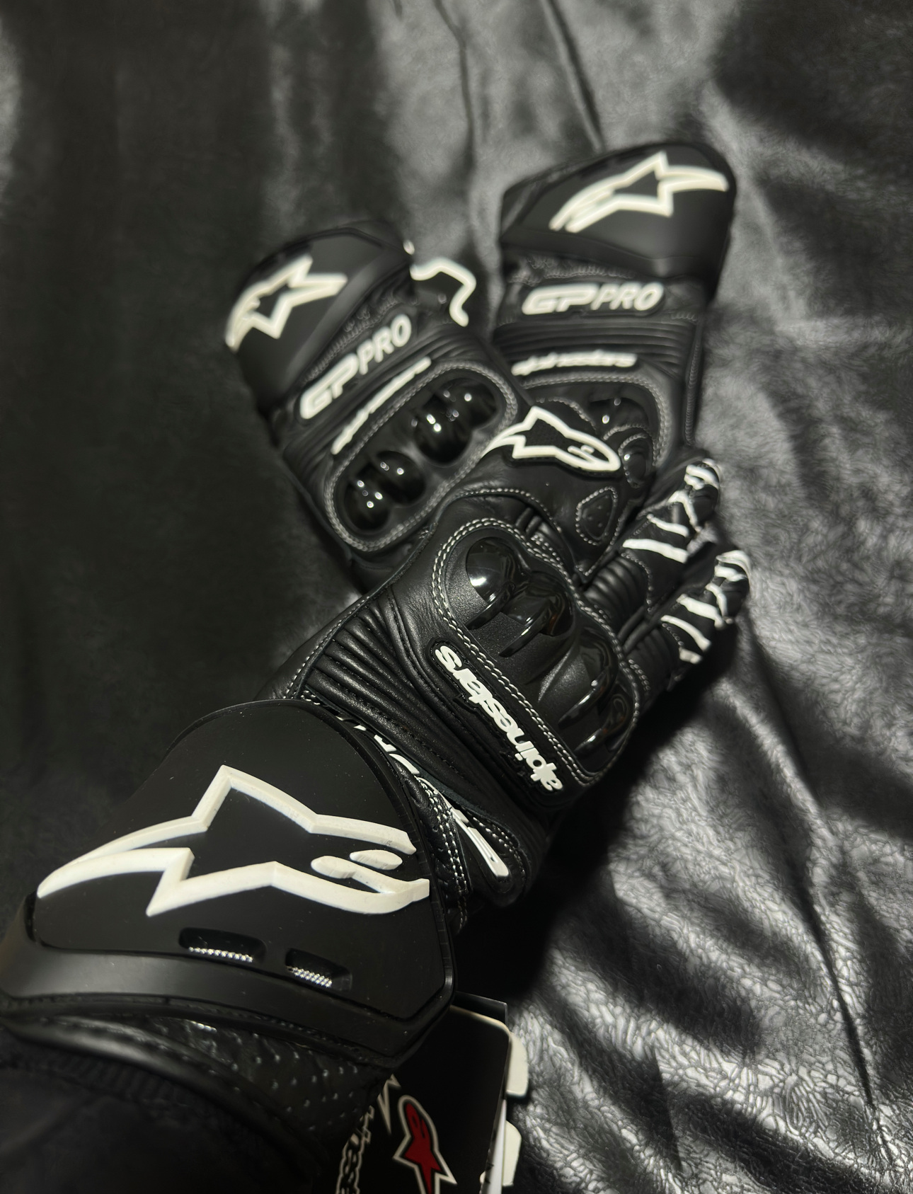 ALPİNESTARS GP FULL SİYAH BEYAZ HAKİKİ DERİ ELDİVEN M022
